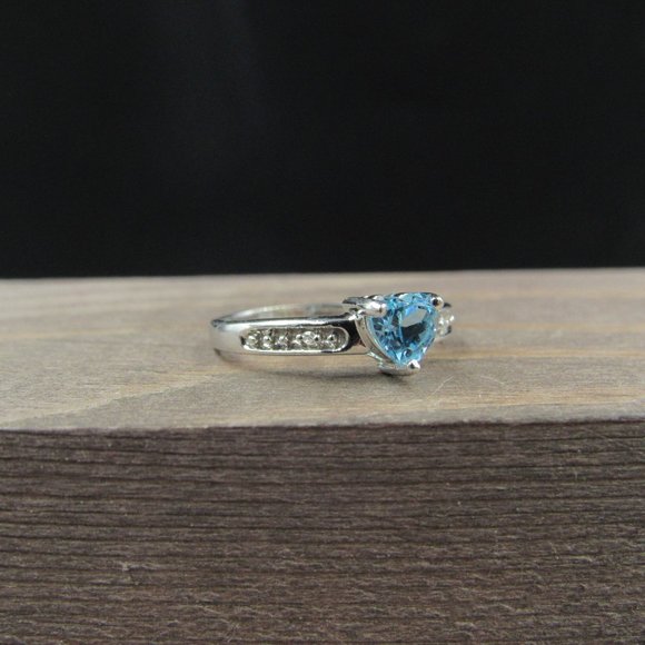 Size 5.25 10K Gold Light Blue Topaz Heart Ring - Picture 3 of 8